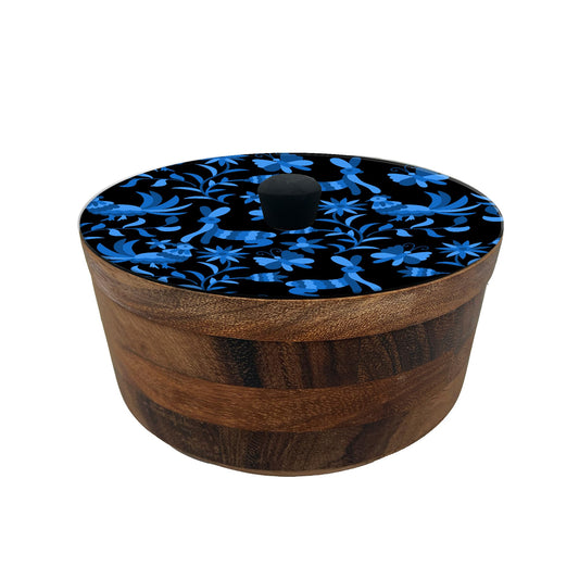 Imagen de tortillero artesanal de madera de parota con tapa decorada y resina – hecho a mano en méxico por mujeres artesanas modelo: otomí negro artesanal mexicano