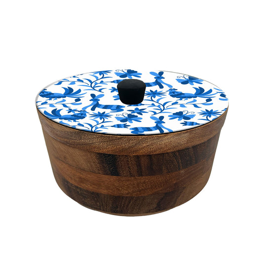 Imagen de tortillero artesanal de madera de parota con tapa decorada y resina – hecho a mano en méxico por mujeres artesanas modelo: otomí blanco artesanal mexicano