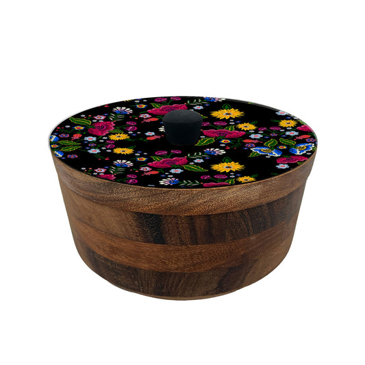 Imagen de tortillero artesanal de madera de parota con tapa decorada y resina – hecho a mano en méxico por mujeres artesanas modelo: xochimilco artesanal mexicano