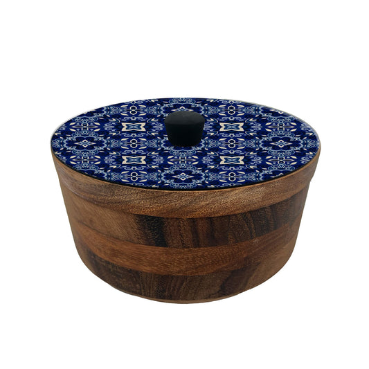 Imagen de tortillero artesanal de madera de parota con tapa decorada y resina – hecho a mano en méxico por mujeres artesanas modelo: talavera marino artesanal mexicano